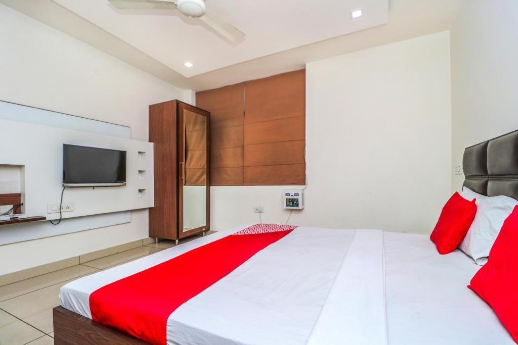 Hotel Sartaj Λουντιάνα Εξωτερικό φωτογραφία